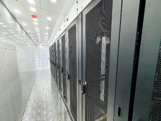 Corredor frio do G-Box 5.0 com racks ativos
